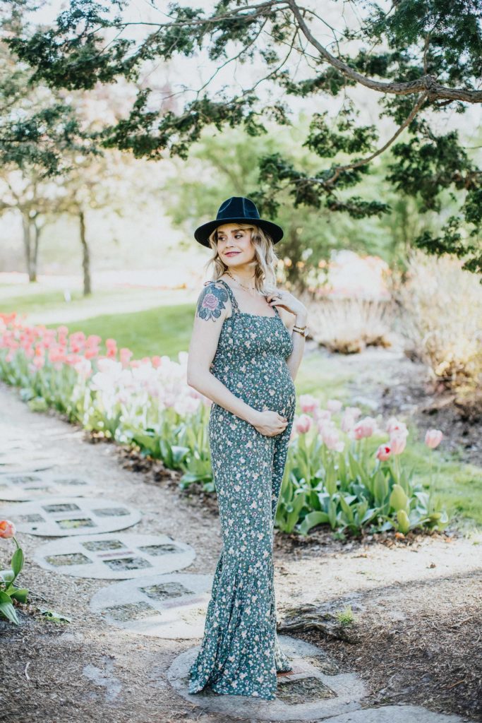 maternity style inspiration, spring in dow gardens, tulips, miranda lynn photo
